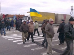 Около 50 человек снова блокировали трассу в Полтавской области
