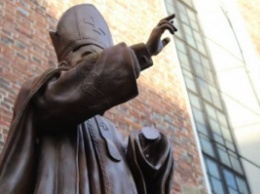 В Львовской области вандалы отпилили руку памятника папе римскому