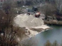 Застройщик снова засыпает озеро в Дарницком районе
