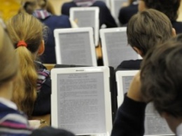 В Киеве предлагают перевести школы на электронные книги
