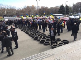 У Одесской ОГА - два митинга: протестующие принесли шины