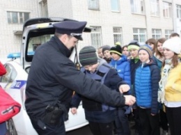 Кременчугские школьники примеряли бронежилеты новых полицейских (ФОТО)