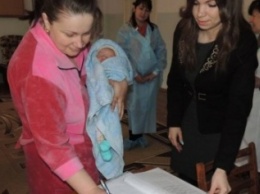 В Снегиревском роддоме вручили первые свидетельства о рождении ребенка (ФОТО)