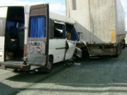В Днепропетровской обл. микроавтобус столкнулся с грузовиком, 10 пострадавших