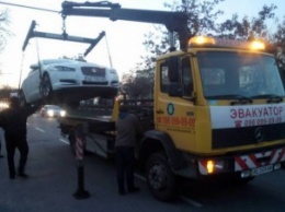 На Яворницкого эвакуатор чуть ее уронил "Jaguar" (Фото)