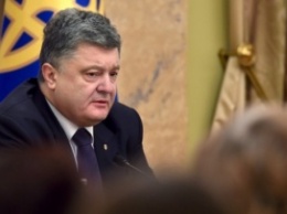 Порошенко: Мы чествуем каждого из живых героев и помним тех, кто не вернулся