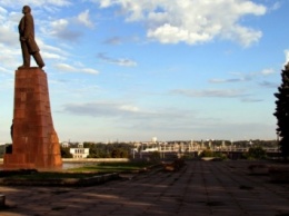 В Запорожье вторые сутки не могут снести памятник Ленину