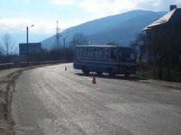 Ребенок попал под колеса автобуса на Прикарпатье