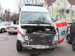ДТП на улице Серова: в "скорую" из "Семейной медицины" влетела "Mazda" (ФОТО)