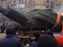 Памятник Ленину вывезли с Запорожской площади