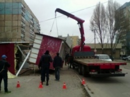 Алкоголики в трауре: как на "Парусе" демонтировали "наливайки" (ФОТО)