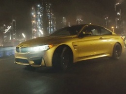 BMW M4 дрифтит на территории завода