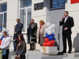 Секретарь Ялтинского отделения партии «Единая Россия» поздравил школьников и учителей со второй годовщиной «Крымской весны»