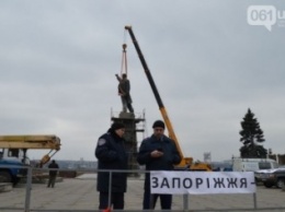 Демонтаж запорожского Ленина прошел без провокаций, никого не задержали, - полиция