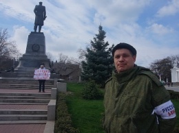 В Севастополе прошли одиночные пикеты в поддержку лидера "Русского блока"