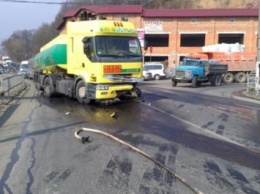Бензовоз столкнулся с легковушкой в Закарпатской области