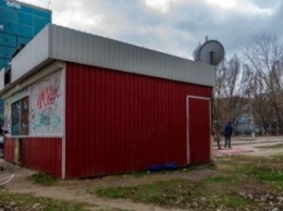 В одном из спальных районов Днепропетровска убрали находившуюся возле школы «наливайку»