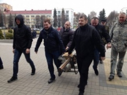 Депутаты ВР принесли мотопомпу в приемную главы Ровенской ОГА