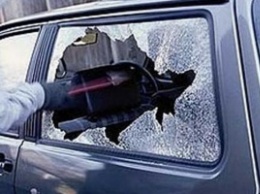 В Соломенском районе ограбили автомобиль на светофоре
