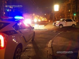ДТП в Киеве: на Киквидзе женщина на Mercedes ML протаранила скутер. ФОТО