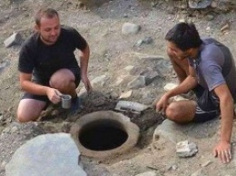 Археологи откопали сосуд со святой водой, которая не испортилась за 1300 лет