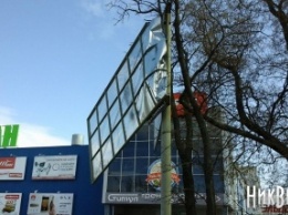 В Николаеве ветер едва не сорвал рекламный борд - он повис над парковкой супермаркета