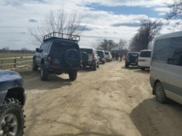 Около 50 человек устроили пикет, чтобы заблокировать работу черновицких пограничников