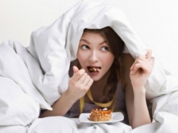 Недостаток сна заставляет человека много есть, выяснили ученые