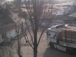 Под окнами дачи одесского прокурора грузят лес на турецкое судно (ФОТО)