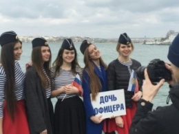"Дочери офицеров" передали Путину и миру улыбки из Крыма (ВИДЕО)