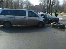 Водитель иномарки влетел в микроавтобус в центре Харькова