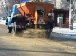 На выходных киевские коммунальщики высыпали на дороги более 2 тыс. тонн соли