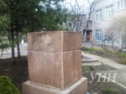 Памятник Дзержинскому пропал в Мариуполе