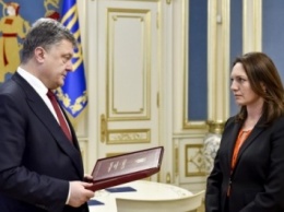 Президент передал жене Георгия Гонгадзе орден "Звезда Героя"