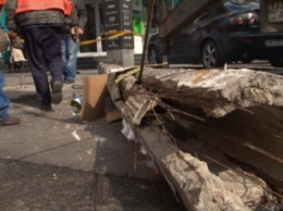 В центре Днепропетровска убрали аварийный столб (ФОТО)