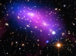 «Хаббл» показал крупнейшее во Вселенной ДТП двух скоплений галактик