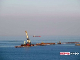 В оккупированном Крыму турецкий сухогруз протаранил опору строящегося моста в Россию