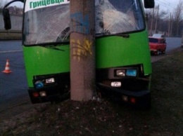 Маршрутный автобус влетел в столб в Харькове