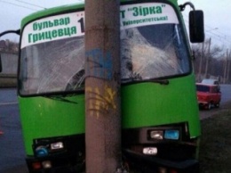 В Харькове маршрутка врезалась в столб: водитель в больнице (ФОТО)