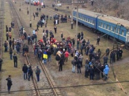 Более 300 пассажиров сняли с поезда Киев-Днепропетровск