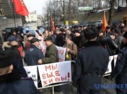 Чернобыльцы под Кабмином перекрыли движение транспорта