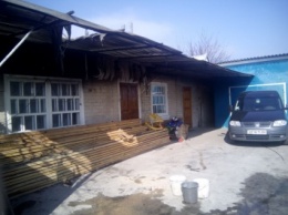 Как в Запорожской области прохожий спас дом и машину чужих людей (ФОТО)