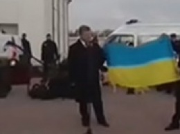Порошенко показал в Харькове флаг Украины, из-за которого в суде россияне пытались побить сторонников Савченко