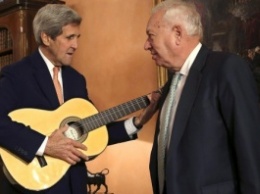 Керри прилетел на переговоры с Путиным с гитарой
