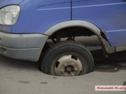 Яма в дороге на улице Корабелов дождалась «свое колесо»