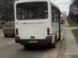 Во Львове во время движения обстреляли маршрутку