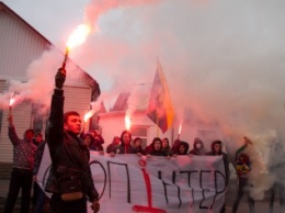 В Запорожье азовцы вышли на митинг против "Интера" с дымовыми шашками (ФОТО)