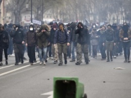 Молодежная манифестация в Париже переросла в беспорядки, задержано 20 человек