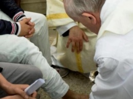 Папа Франциск омыл ноги мусульманским беженцам