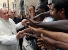Папа Римский омыл ноги беженцам-мусульманам